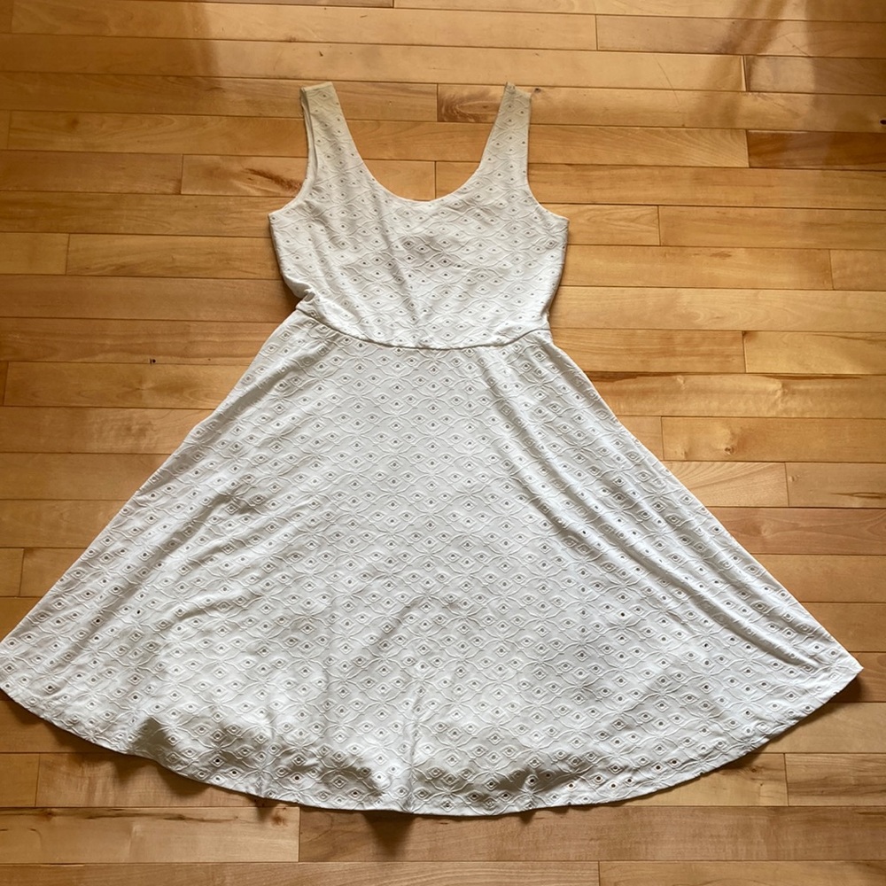 Beautiful off-white stretchy and comfortable dress, fits size small